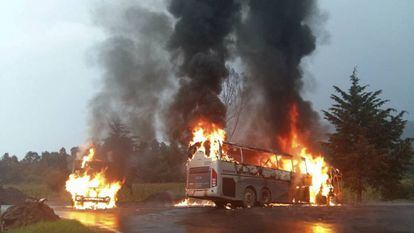 Un autobús ardiendo este viernes en Cherán, Michoacán.