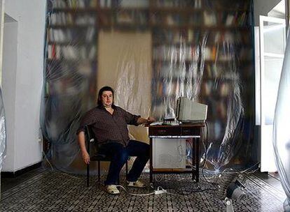 El artista  Pedro G. Romero, en su casa sevillana.