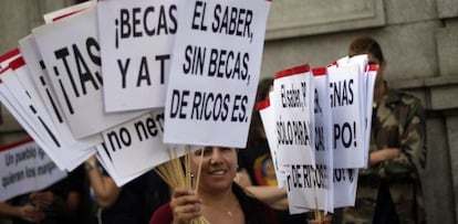 Protesta de estudiantes frente al Ministerio de Educación contra el sistema de becas, el pasado abril.