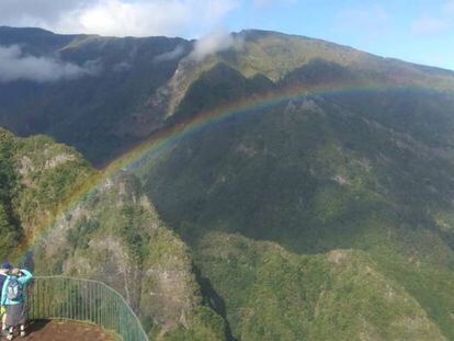 Mirador en el Pico do Areeiro, el más alto de Madeira, a 1818 m de altitud.