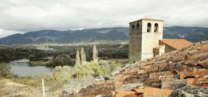 Vista de Santa María de Garoña con la central nuclear al fondo.