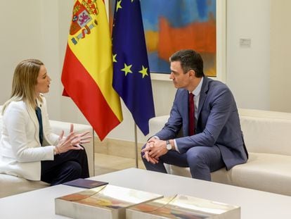La presidenta del Parlamento Europeo, Roberta Metsola, con el presidente del Gobierno, Pedro Sánchez.