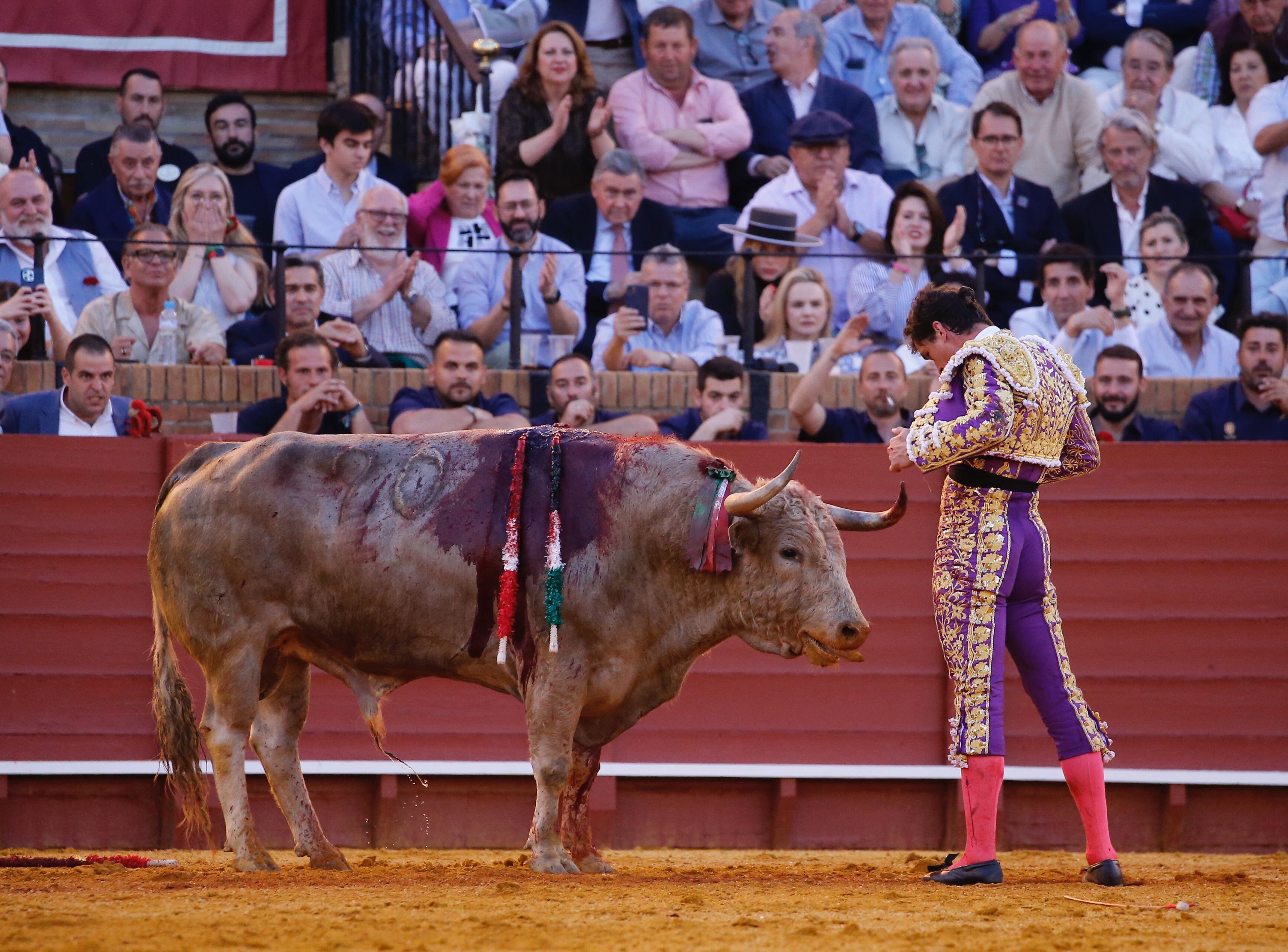 Daniel Luque, en un desplante al sexto toro de la tarde.