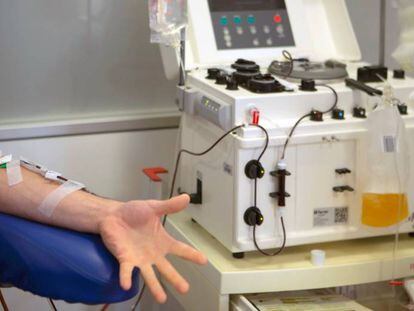 Un paciente recuperado de covid-19 se somete a una extracción de plasma para un estudio que realiza el hospital Vall d'Hebrón con la empresa Grifols. 