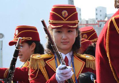 La primera aparición del 'ejército de animadoras'  fue en los juegos asiáticos de 2002, cuando 300 animadoras llegaron al evento en Busan vistiendo vestidos coreanos tradicionales y con banderas de la unificación.