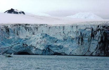 Muchos de los glaciares antárticos están siendo socavados por la acción del agua más cálida del mar.