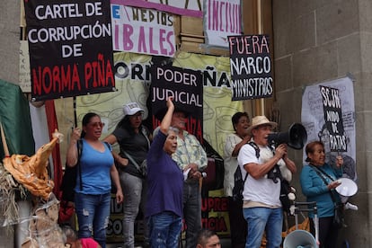 Los partidarios de López Obrador se manifiestan frente a la Corte Suprema, en la Ciudad de México, el 20 de mayo.