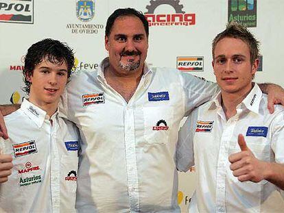 Alfonso de Orleans (en el centro), con Javier Villa (a la izquierda) y Adam Carroll, pilotos de GP2.