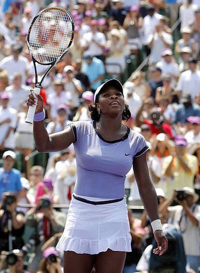 Serena Williams saluda al público al finalizar el partido.