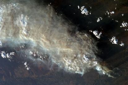 El astronauta Chris Hadfield de la Estación Espacial Internacional ha realizado esta imagen donde se puede ver desde el espacio los incendios de Australia el 8 de enero.