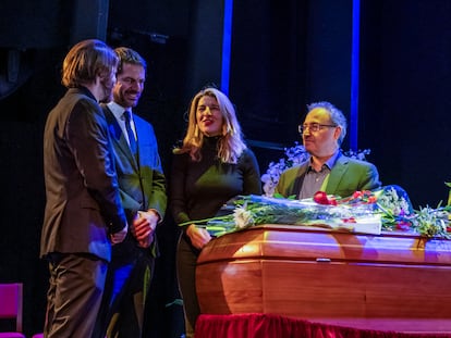 La vicepresidenta segunda del Gobierno y ministra de Trabajo, Yolanda Díaz, y el ministro de Cultura, Ernest Urtasun, en su visita a la capilla ardiente de la actriz y cantante Concha Velasco, instalada este sábado en el teatro La Latina de Madrid. Les acompañan el productor teatral Jesús Cimarro y el hijo de Velasco, Manuel.