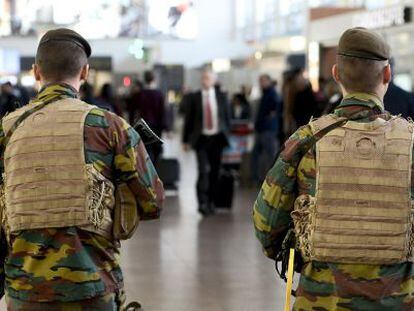 Dos soldados patrullan en el aeropuerto de Bruselas. 