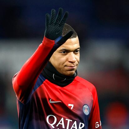 Soccer Football - France - Ligue 1 - Paris St Germain v AS Monaco - Parc des Princes, Paris, France - November 24, 2023 Paris St Germain's Kylian Mbappe during the warm up before the match REUTERS/Gonzalo Fuentes
