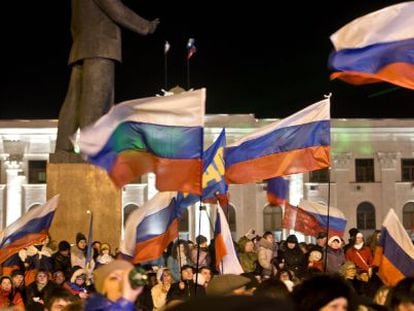 Simpatizantes prorusos celebran este domingo en la plaza Lenin de Simfer&oacute;pol.