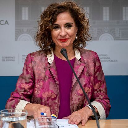 La ministra de Hacienda, María Jesús Montero, este jueves en una rueda de prensa en la sede de su departamento.