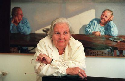 Carmen Balcells, agente literaria, en su casa de Barcelona, ante un retrato pintado que le hizo el artista Gonzalo Goytisolo.