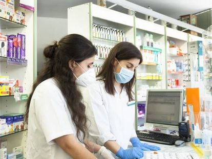 Dos mujeres trabajando en una farmacia durante la pandemia.