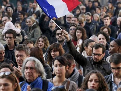 FOTO: Minuto de silencio en Lyon, el 16 de noviembre de 2015, por las víctimas de los atentados de París, cometidos tres días antes. VÍDEO: Un futuro para Molenbeek.