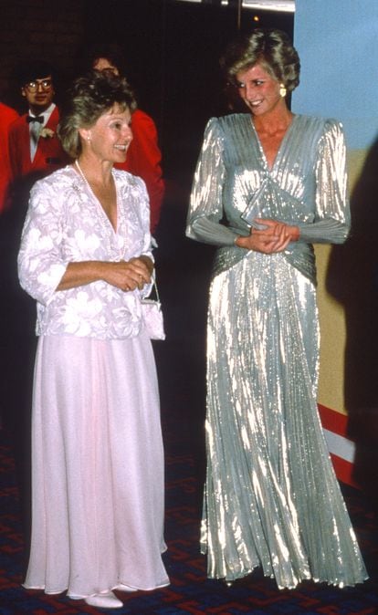 Diana de Gales, con un vestido plateado de Bruce Oldfield en 1985.
