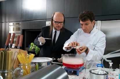 Santiago Segura y Michaël Youn en la película 'El chef, la receta de la felicidad' (2012).