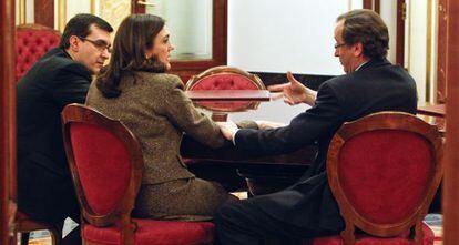 José Luis Ayllón (izquierda), junto a Soraya Rodríguez y Alfonso Alonso
