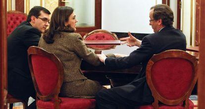 Jos&eacute; Luis Ayll&oacute;n (izquierda), junto a Soraya Rodr&iacute;guez y Alfonso Alonso