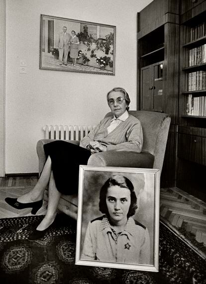 Nexhmije Hoxha, bajo arresto domiciliario en 1991, con una foto de su juventud.