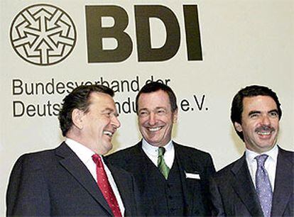 José María Aznar, ayer en Berlín con el canciller Gerhard Schröder y el presidente de la Asociación Federal de Industrias Alemanas, Michael Rogowski (centro).