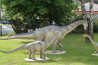 Tres ejemplares de la nueva especie, que habitó hace 154 millones de años, en el parque recreativo Dinopark Munchehagen cerca de Hannover.