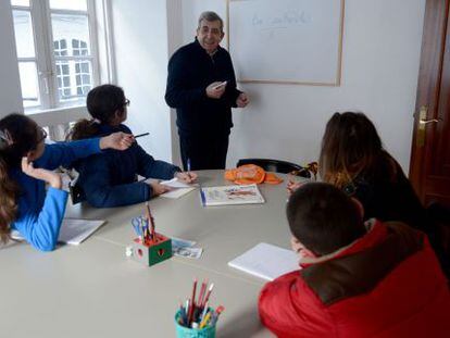 Uno de los maestros imparte una clase de refuerzo en Pontedeume