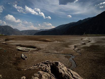 El lecho seco de la laguna en el sitio donde es habitualmente más profundo, el agua que se encuentra ahí proviene de manantiales y se filtra al subsuelo por un "resumidero", un hoyo que se abrió a finales de 2019. Laguna de Metztitlán, Estado de Hidalgo (México), 12 de mayo de 2023. - La laguna de Metztitlán se seca por segunda vez en un periodo de tres años, con repercusiones para los pobladores de la Barranca de la Metztitlán y el ecosistema, catalogado como Reserva de la Biósfera.