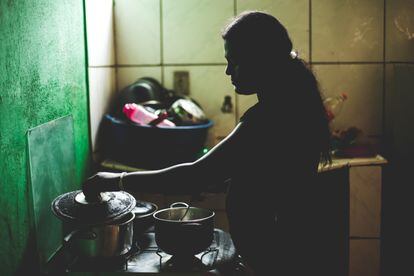 Ivone Maria Araujo, en la cocina de su casa, en el interior del Estado de Pernambuco. Como sus vecinas cada vez tiene más dificultades para hacer tres comidas al día.