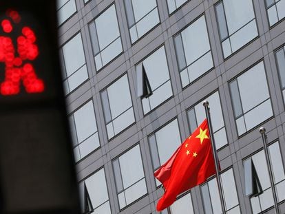 La bandera china ondea junto al edificio del supervisor financiero chino.