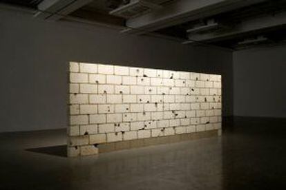 'Muro baleado', de Teresa Margolles.