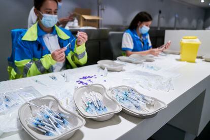 Varios sanitarios preparan vacunas con dosis de Pfizer en el Wanda Metropolitano el 19 de mayo, en Madrid.