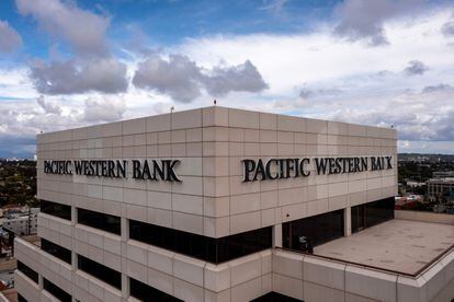 Vista aérea de la sede del Pacific Western Bank en Los Ángeles, California.
