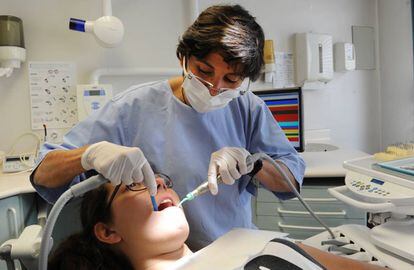 Una paciente se somete a una operación odontológica en una foto de archivo tomada en 2017.