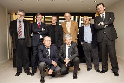 De izquierda a derecha: Joaquín Estefanía, Juan Luis Cebrián, Daniel Monzón, Daniel Samper, Juan Cruz y Miguel Zugaza. Delante: Jesús Ceberio y Javier Moreno.