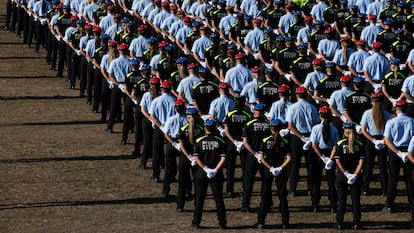 Los Mossos d'Esquadra y la policía local de la 34 promoción durante la ceremonia de entrega de diplomas.