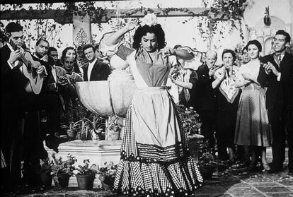 Lola Flores bailando en la película 'La niña de la Venta', dirigida por Ramón Torrado en 1951.