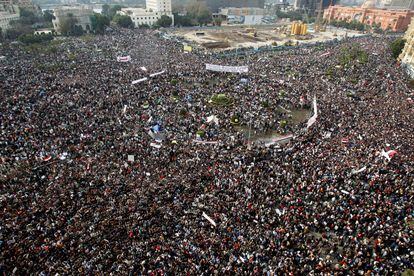 Miles de personas se manifiestan en la plaza de Tahrir de El Cairo, en febrero de 2011.