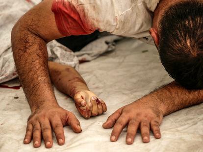 Un hombre palestino lamenta la muerte de su sobrino en el hospital Al-Shifa, tras un ataque aéreo israelí el 9 de octubre.