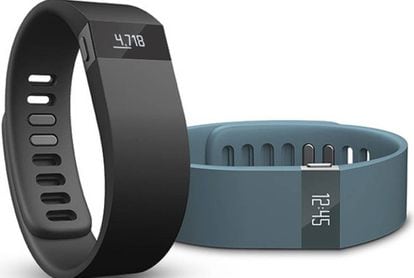 La pulsera Fitbit hace un seguimiento de la actividad y del ritmo card&iacute;aco. 