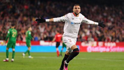 En-Nesyri celebra el primer gol del Sevilla en el partido contra el Elche, en el Ramón Sánchez-Pizjuán este sábado.