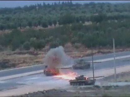 En estas imágenes distribuidas por las agencias internacionales se ve un ataque contra tanques de El Asad por parte de los rebeldes sirios. Una columna de tanques avanza por una carretera cuando son alcanzados por dos explosiones.
