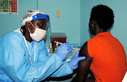 Una mujer recibe la vacuna contra el ébola durante un ensayo en Monrovia, Liberia, en 2015.