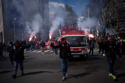 Varios manifestantes sujetaban bengalas durante la duodécima jornada de protestas contra la reforma de las pensiones de Macron, este jueves en Marsella.