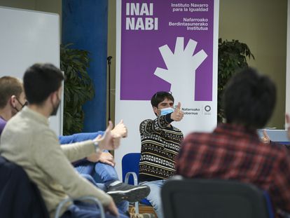 Varios hombres asistían en marzo a un taller sobre masculinidad igualitaria organizado en Pamplona por el Instituto Navarro para la Igualdad.