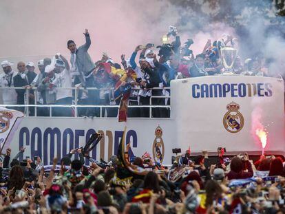 El autobús del Ral Madrid en Cibeles.
