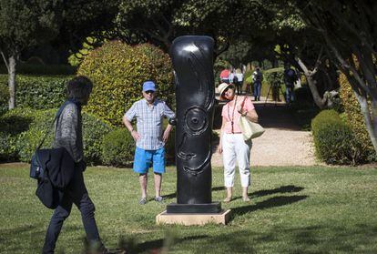 Una de las esculturas de Miró en los jardines del palacio de Marivent.